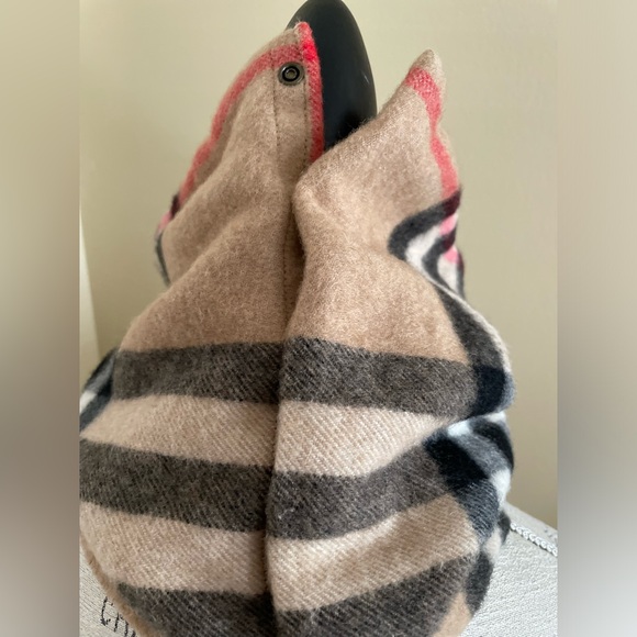 Burberry scarf - Picture 8 of 9